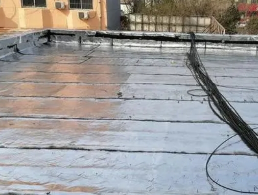 锡林郭勒盟卫生间漏水维修公司分享下锡林郭勒盟屋面楼顶防水刚性防水层施工要点。